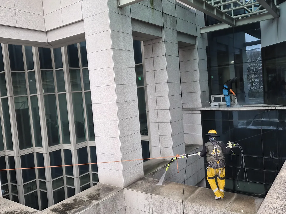 영양군 영양읍 상가건물 옥상 파라펫 장비 주변 정밀 위생청소 사례 - 행진크린
