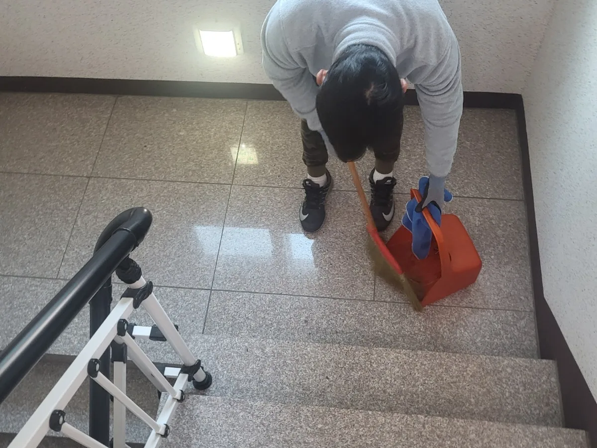 영양군 영양읍 빌라 공동현관 장비 주변 정밀 위생청소 사례 - 행진크린